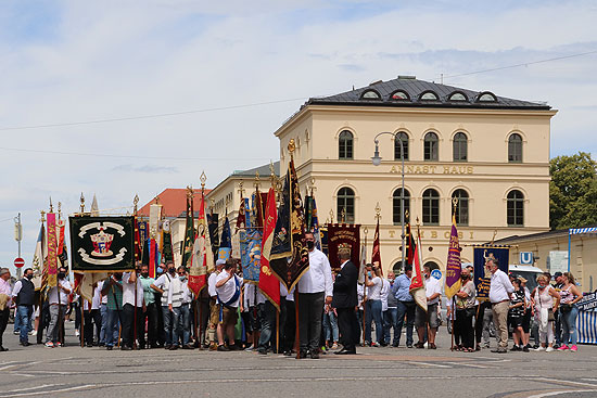 Rund 600 Marktkaufleute und Schausteller aus Bayern, sowie Gäste aus den anderen Bundesländern und Vertreter befreundeter Verbände nahmen mit ihren Traditionsfahnen teil (©Foto: Martin Schmitz)